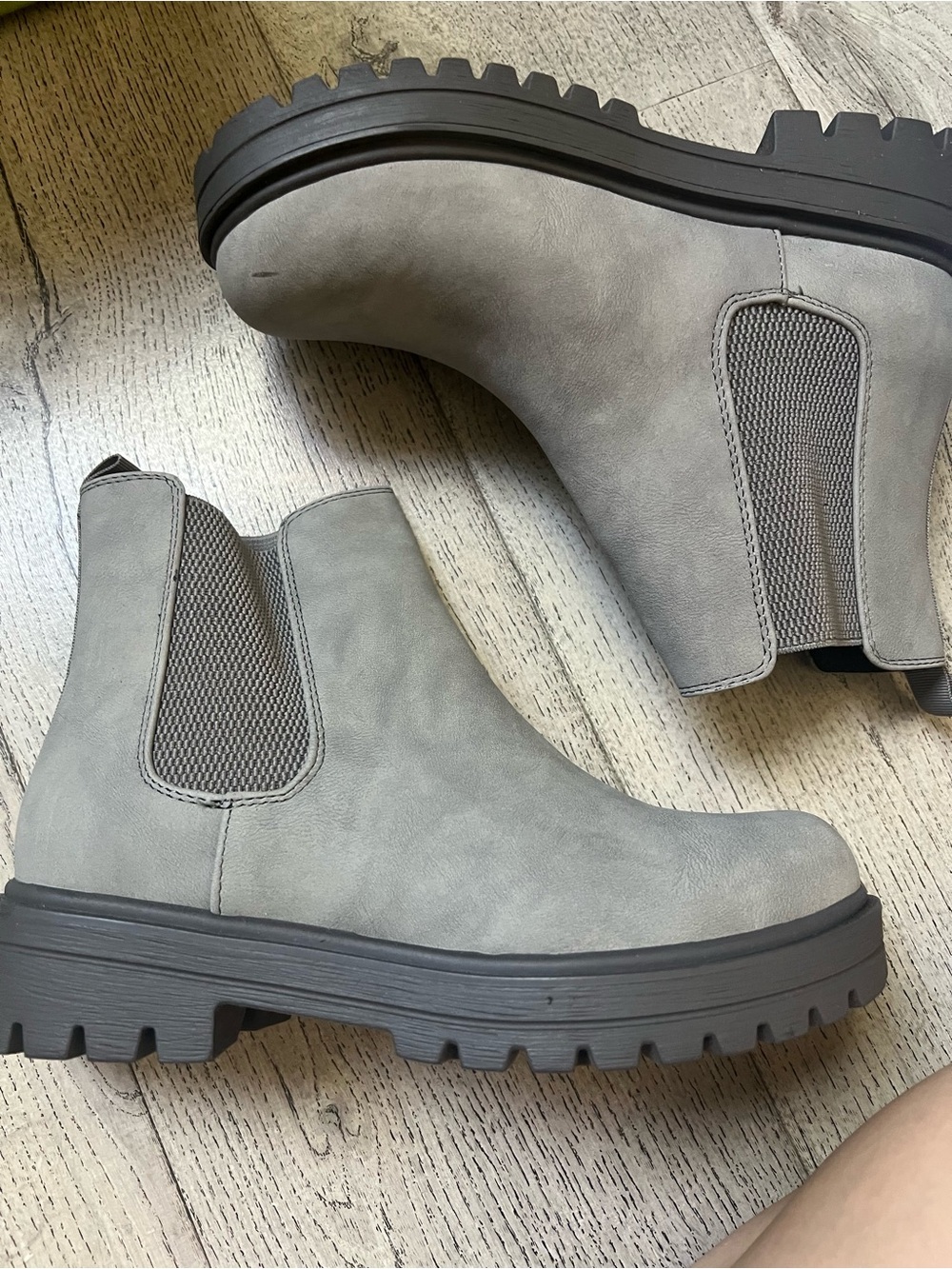 Women’s Chelsea Lug Sole Boot - Gray soda taupe sz 8.5 no box